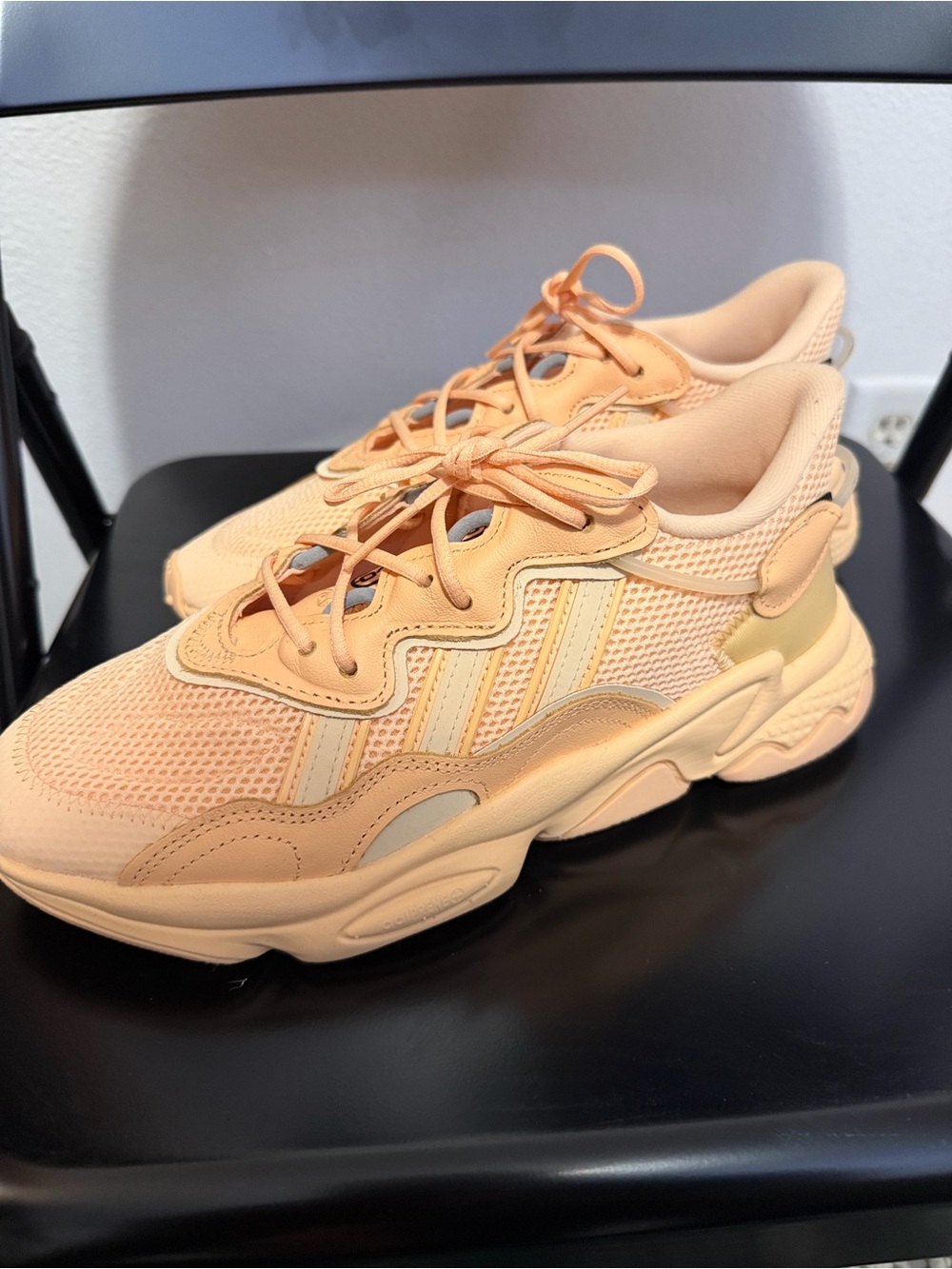 Adidas Oswego women's size 9/men 7.5